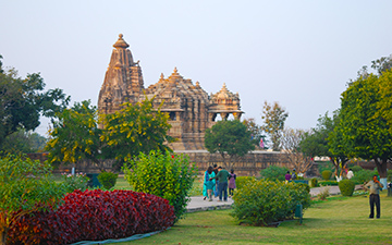 oideyasu-khajuraho-01